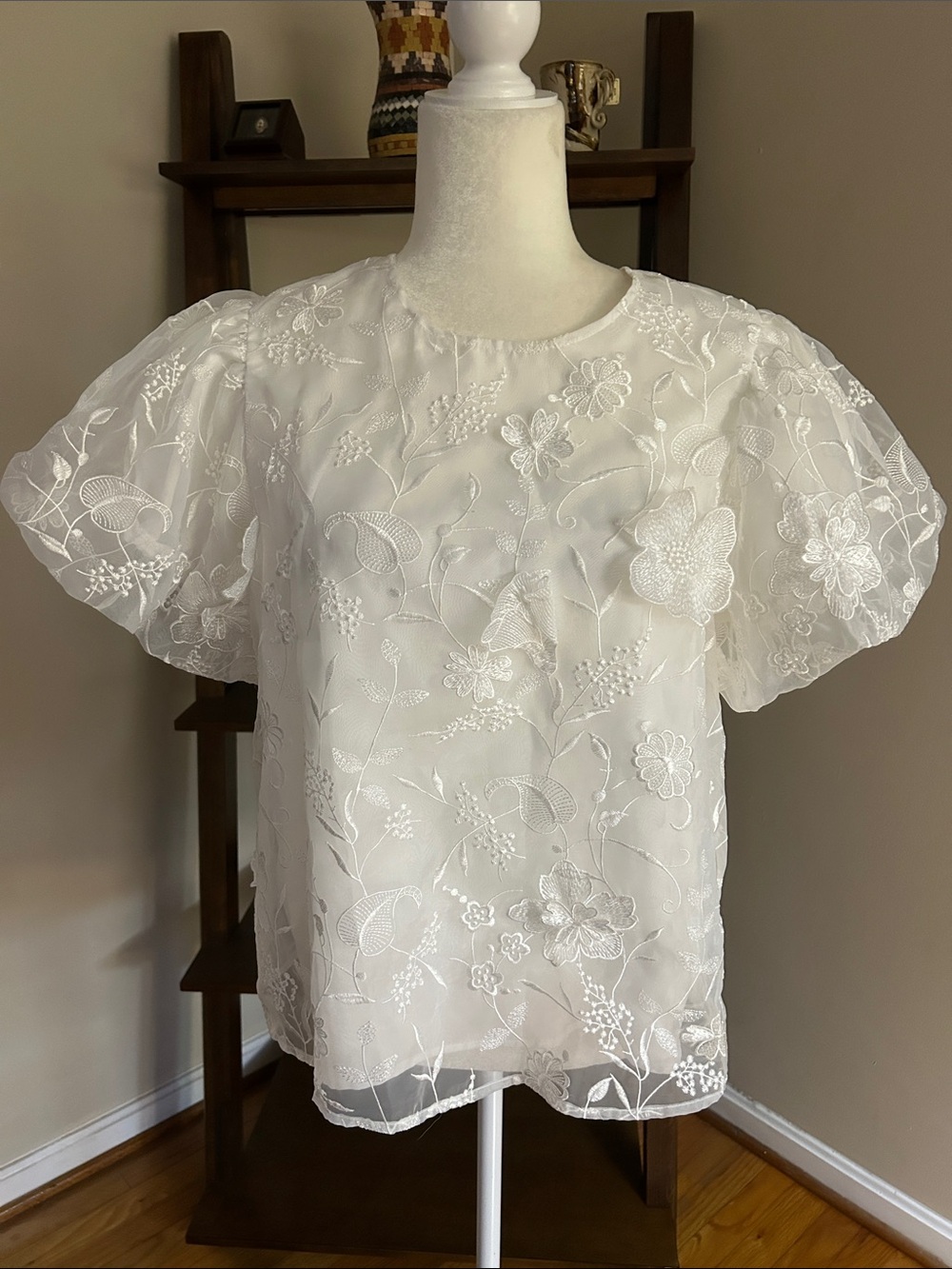 crown & ivy White Sheer Lined Floral Embroidered Puff-Sleeve Blouse